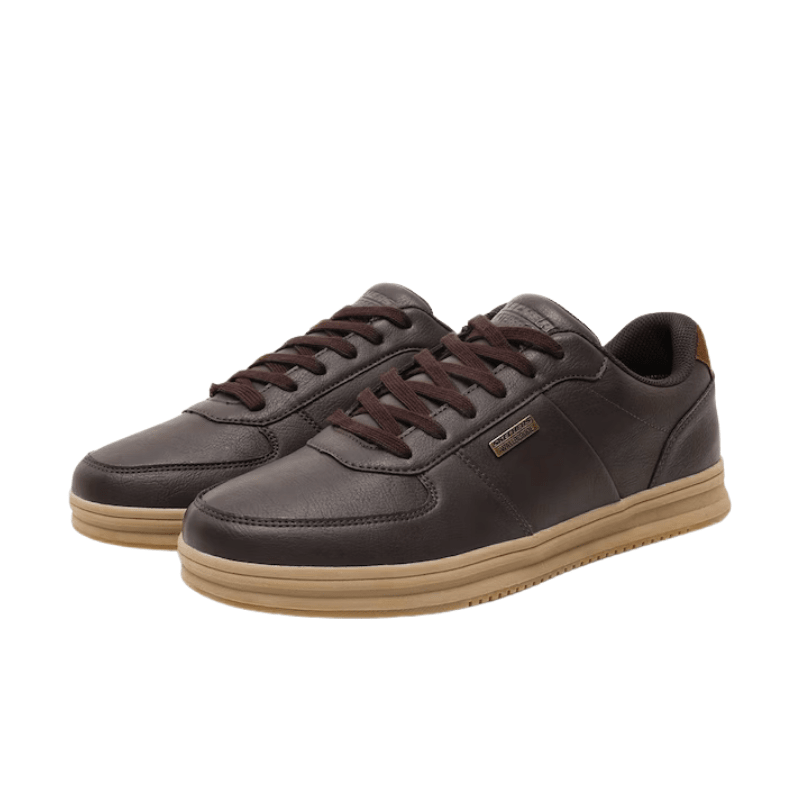 Ein Paar braune Skechers Herren-Sneaker mit Schnürsenkeln, leicht schräg von vorne auf weißem Hintergrund