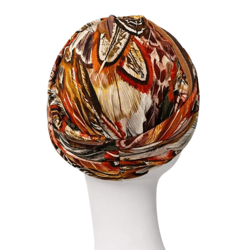 Shakti Turban - Tribal Feathers auf Schaufensterpuppe von hinten, zeigt Form und Federprint