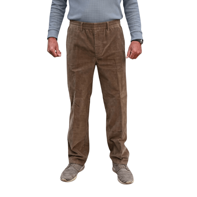 Braune Cordhose mit Gummibund und Gürtelschlaufen, von vorne an einer Person gezeigt