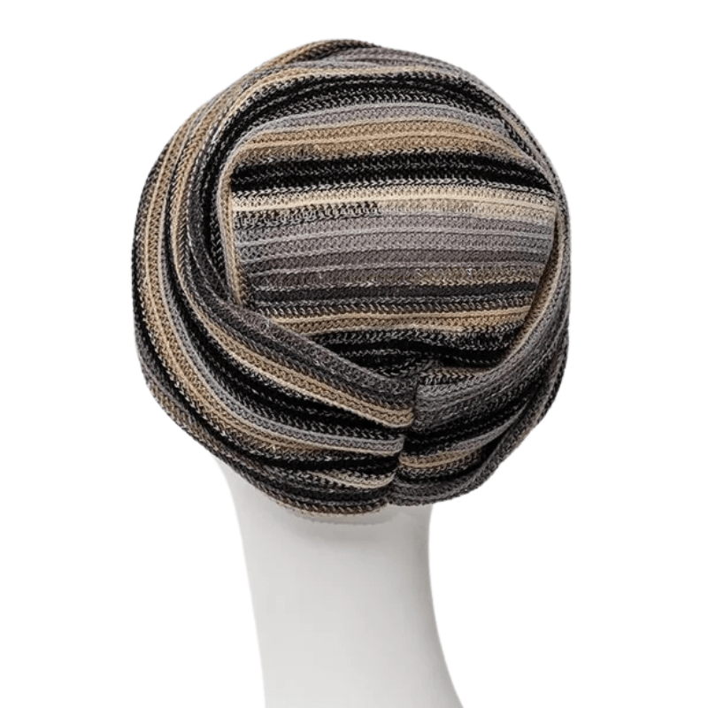 Zoya Turban in Black Autumn Stripes mit voluminösen Falten auf weißer Schaufensterpuppe, von hinten und leicht oben