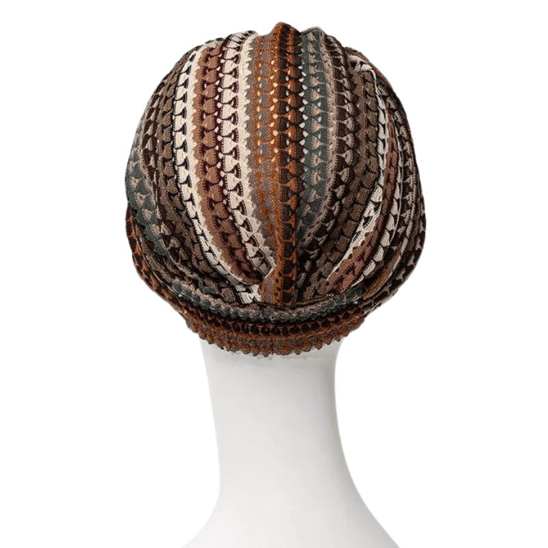 Sapphire Boho Turban aus gemustertem Strick mit braunen, goldenen und bordeauxfarbenen Streifen, von hinten auf Schaufensterpuppe