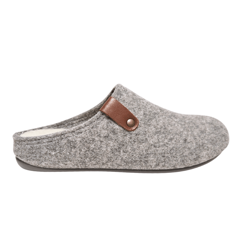 Grauer Bella Moda Damenhausschuh aus Wolle von der Seite mit braunem Lederriemen