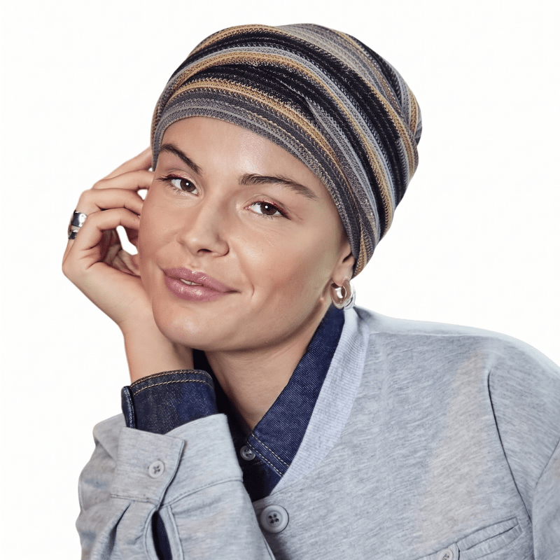 Lächelnde Frau mit Zoya Turban im Black Autumn Stripes Muster und weichen Falten, von vorne gesehen