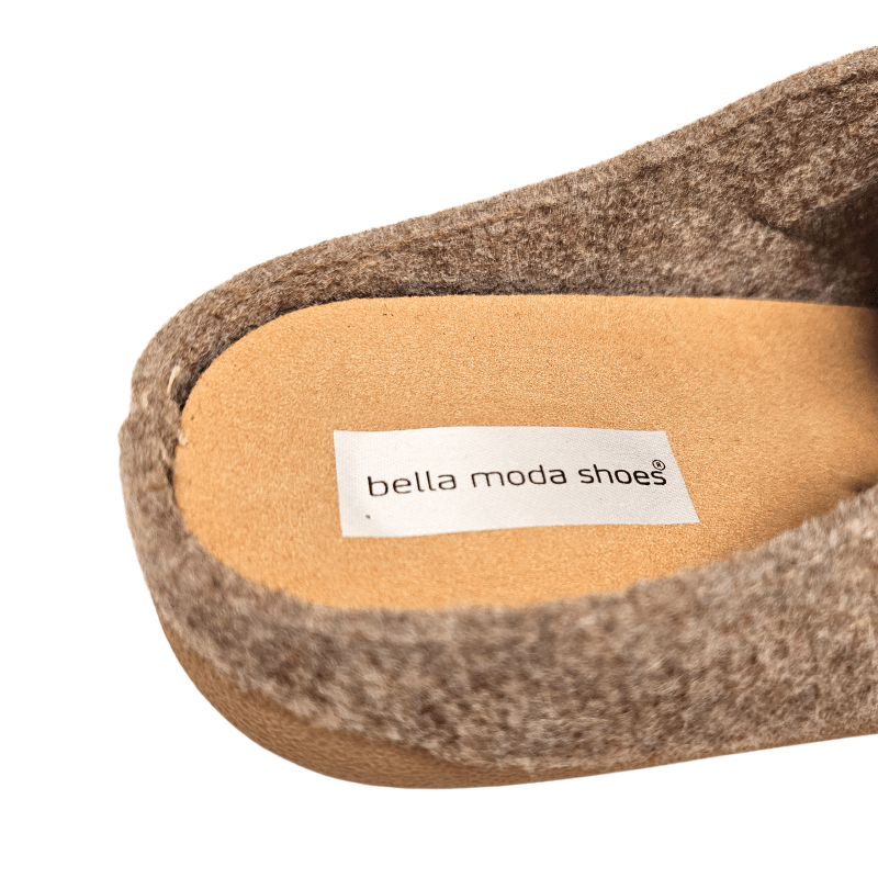 Nahaufnahme der beigen Innensohle des Bella Moda Damenschuhs mit dem "bella moda shoes" Logo