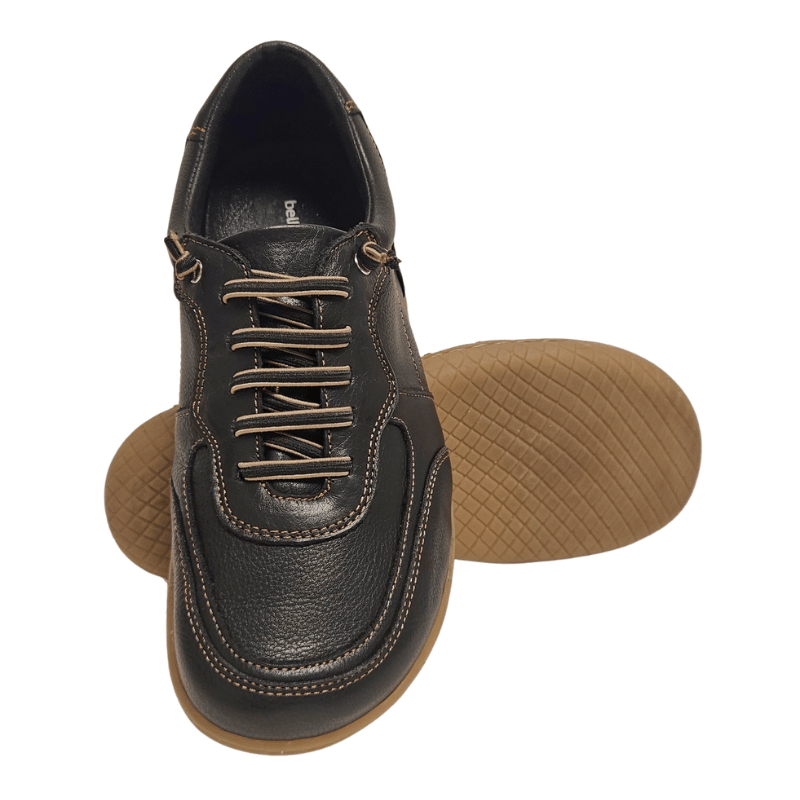 Zwei schwarze Bella Moda Barfußschuhe für Damen von oben, einer zeigt die gemusterte Sohle