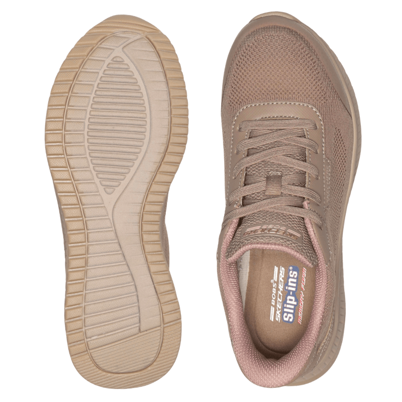 Zwei sandfarbene Skechers Damenschuhe; einer zeigt die Sohle mit Profil, der andere die Innensohle mit Slip-ins Logo
