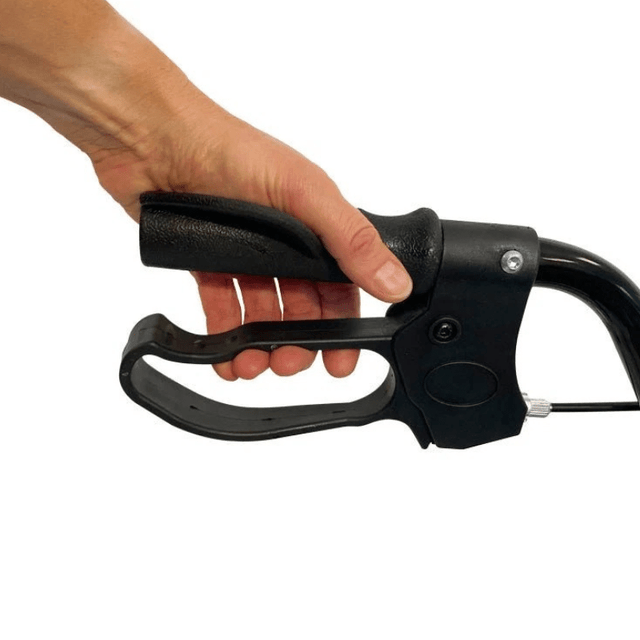 Nahaufnahme einer Hand, die den ergonomischen schwarzen Griff und den Bremshebel eines Rollators hält