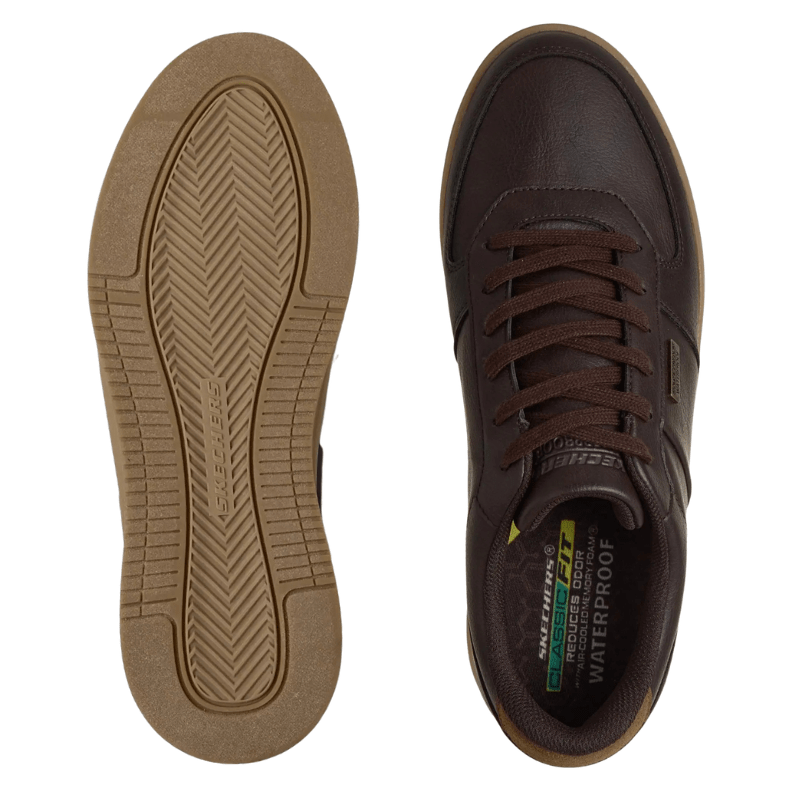 Zwei braune Skechers Herrenschuhe von oben gesehen, einer zeigt die Sohle, der andere die Oberseite mit Schnürsenkeln