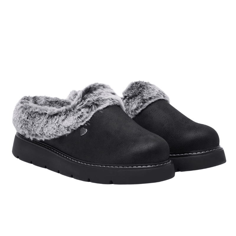 Ein Paar schwarze Skechers Damenhausschuhe mit grauem Kunstfell und Wildlederoptik, leicht schräg von vorne