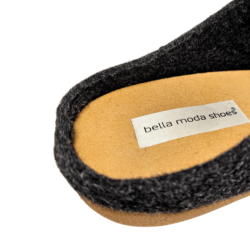 Nahaufnahme der Innensohle des anthrazitgrauen Wollhausschuhs mit deutlich sichtbarem Bella Moda Logo