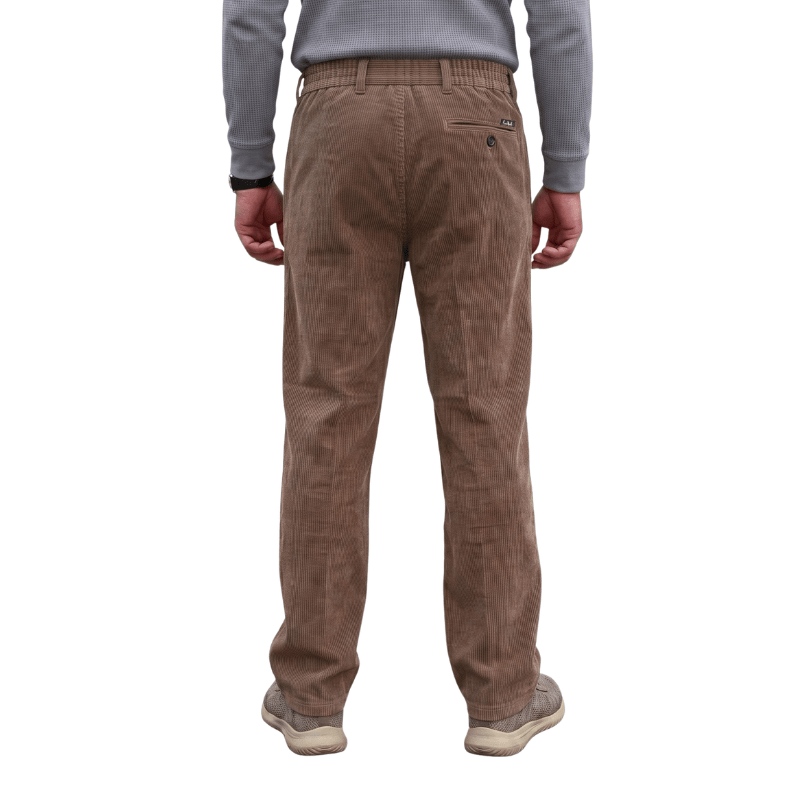 Braune Cordhose mit Gummibund und Gesäßtasche mit Knopf, von hinten an einer Person gezeigt
