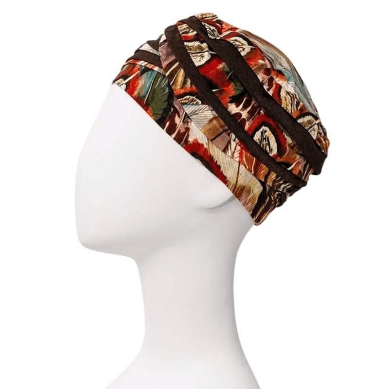 Shanti Turban im Tribal Feathers Muster auf Schaufensterpuppe, von rechts. Dunkelbraune Bänder und Federdetails