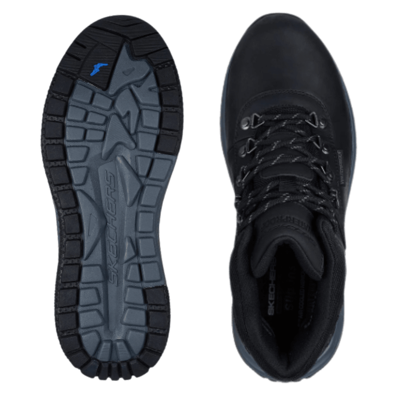 Zwei schwarze Skechers Herrenstiefel, einer von oben, der andere zeigt das Sohlenprofil