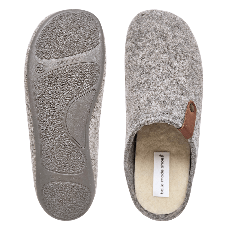 Zwei graue Bella Moda Damenschuhe aus Wolle von oben, zeigen rutschfeste Gummisohle und Innensohle