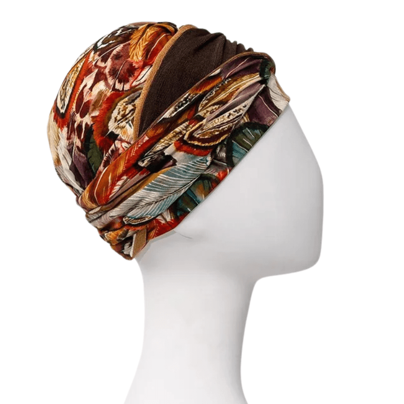 Shakti Turban - Tribal Feathers auf Schaufensterpuppe von links mit Federprint und Details