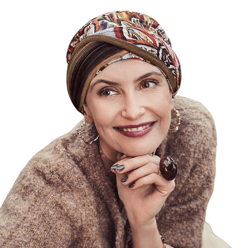 Lächelnde Frau trägt Shakti Turban mit Tribal Feathers Federprint in warmen Herbstfarben