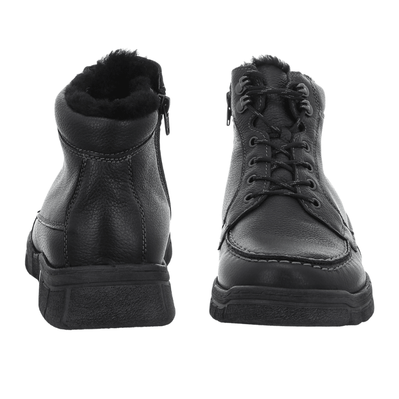 Zwei schwarze Waldläufer Herrenstiefel, einer von vorne mit Schnürsenkeln, der andere von hinten mit warmem Futter
