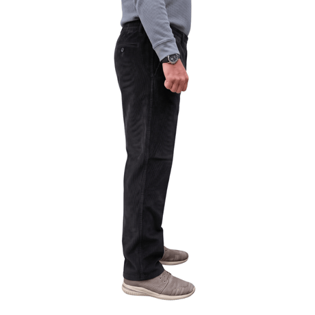 Bequeme schwarze Cordhose mit elastischem Bund und Seitentaschen, von der Seite an einer Person