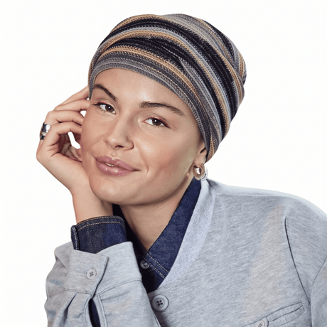 Lächelnde Frau mit Zoya Turban im Black Autumn Stripes Muster und weichen Falten, von vorne gesehen