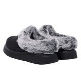 Zwei schwarze Skechers Damenhausschuhe mit grauem Kunstfell und dicker Sohle, Rückansicht