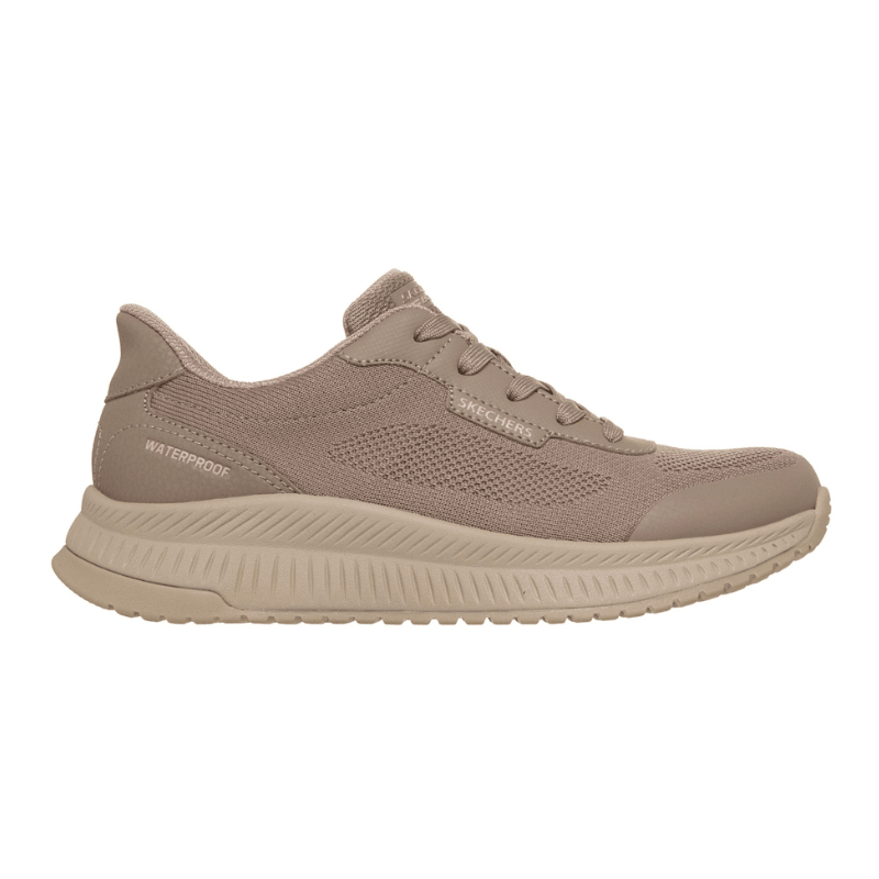Sandfarbener Skechers Slip-in Outdoor Damenschuh von der Seite mit "Skechers" Logo und "Waterproof" Schriftzug