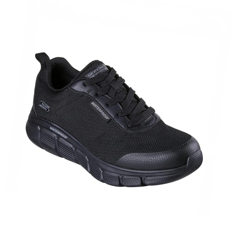 Schwarzer Skechers wasserdichter Herren-Sneaker mit Schnürsenkeln und Mesh-Obermaterial, schräg von vorne