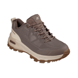 Mokkabrauner Skechers Wanderschuh für Damen, schräg von vorne mit detaillierten Schnürsenkeln und Logo auf der Zunge