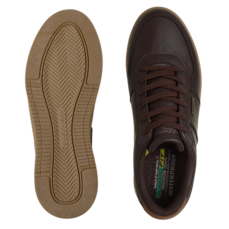 Zwei braune Skechers Herrenschuhe von oben gesehen, einer zeigt die Sohle, der andere die Oberseite mit Schnürsenkeln