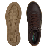 Zwei braune Skechers Herrenschuhe von oben gesehen, einer zeigt die Sohle, der andere die Oberseite mit Schnürsenkeln
