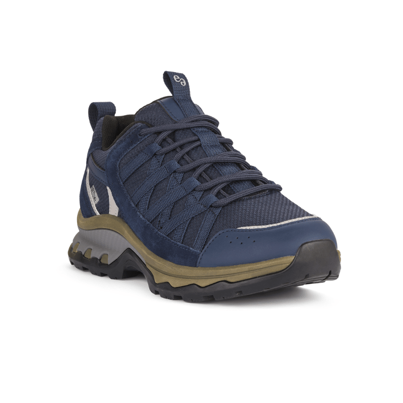 Dunkelblauer Green Comfort Damen-Outdoorschuh schräg von vorne, zeigt Schnürsenkel und robuste Zehenkappe