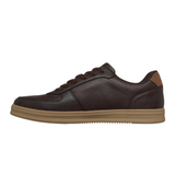 Rechter brauner Skechers Herrenschuh, Seitenansicht mit Schnürsenkeln und einer helleren braunen Außensohle