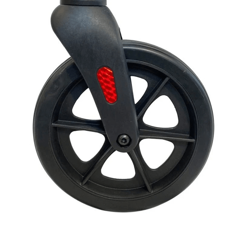 Nahaufnahme eines schwarzen pannensicheren Gummirads am Ibis Rollator mit rotem Reflektor