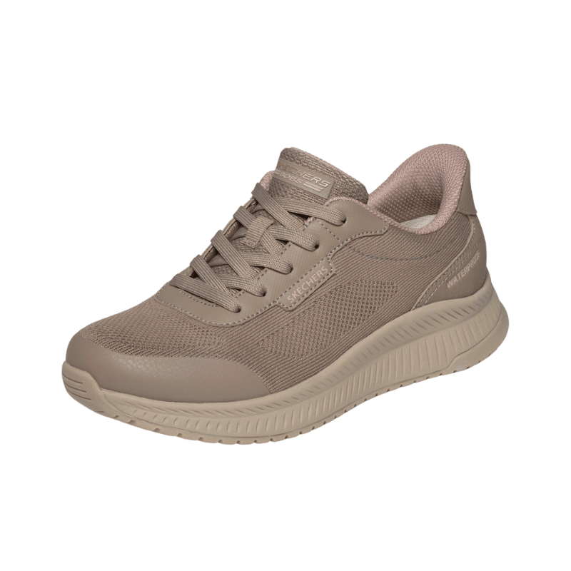 Skechers Slip-in Outdoor Damenschuh in Sandfarbe, schräg von vorne, mit Schnürsenkeln und atmungsaktivem Obermaterial