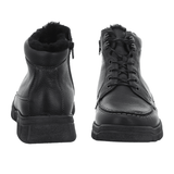 Zwei schwarze Waldläufer Herrenstiefel, einer von vorne mit Schnürsenkeln, der andere von hinten mit warmem Futter