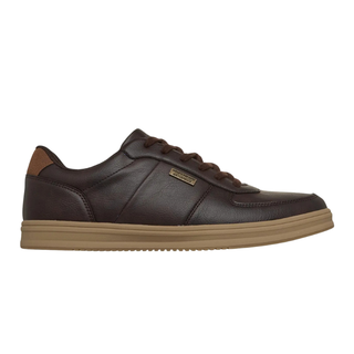 Brauner Skechers wasserabweisender Herren-Sneaker, Seitenansicht mit Schnürsenkeln und heller brauner Sohle