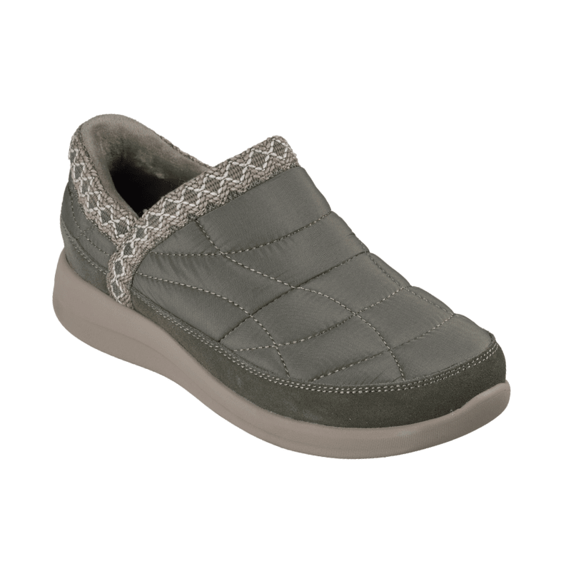 Olivgrüner Skechers Freizeitschuh für Damen, schräge Vorderansicht, mit gestepptem Obermaterial und Wildlederdetails