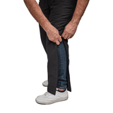 Nahaufnahme von Händen, die Dobsom Thermohose seitlich über Jeans öffnen