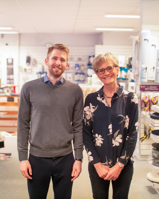 Lone og Steffen Wedege, Seniorshop's grundlæggere, portræt i butikken